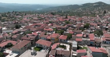 Lefkara Kıbrıs şehir manzarası. Eski dağ kasabası, dar sokaklar ve taştan yapılmış evler ve kırmızı fayanslardan yapılmış çatılar. Yüksek kalite 4k görüntü
