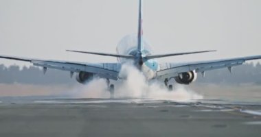 Gökyüzünden Piste: Bir uçağın nefes kesici inişine tanık olun. Yüksek kalite 4k görüntü