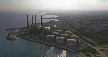 Bir elektrik santralinden yayılan emisyonlarla atmosfer kirliliğinin hava görüntüsü. Diesel 'den elektrik ve gazlarla hava kirliliği. Yüksek kalite 4k görüntü