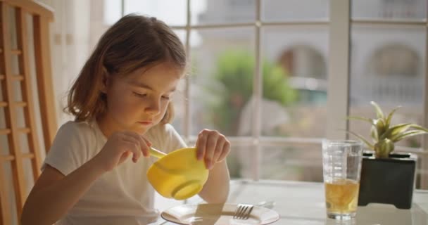 Dziewczynka Śniadanie Pije Sok Pomarańczowy Kuchni Przy Śniadaniu Pyszne Pożywne — Wideo stockowe