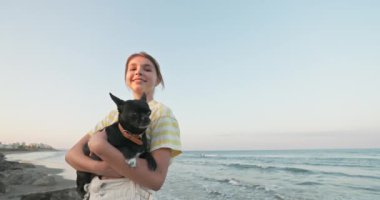 Aşk ve Maceranın Mükemmel Dengesi: Bir Uçak Yere İnerken Bir Kızın Köpeğini Kucaklaması Büyüleyici Sahne. Yüksek kalite 4k görüntü