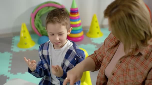 Gyermekek Autizmussal Való Felruházása Beszédterápiás Tanulással Fejlesztéssel Egy Képzett Beszédes — Stock videók
