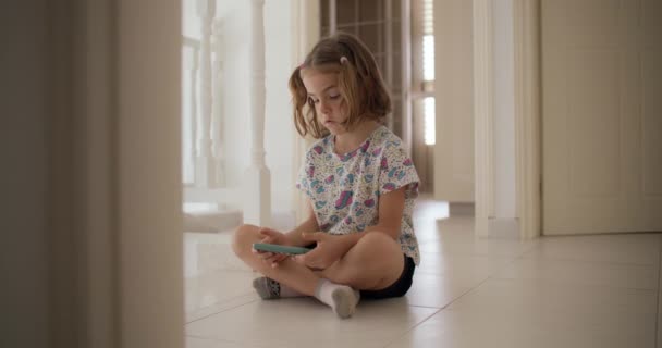 Chica Caucásica Jugando Por Teléfono Cerca Ventana Casa Niño Con — Vídeo de stock