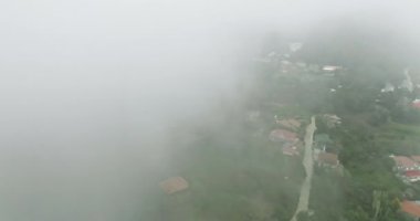 Gökyüzü manzarası Berengaria Kıbrıs 'taki otelleri harabeye çevirdi. Sis ve bulutların arasından dağ manzarasının üzerine inşa ediliyor. Yüksek kalite 4k görüntü