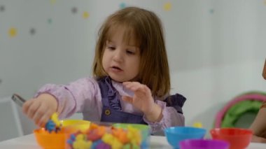 Bright Minds: Bir Öğretmenle Etkileşimli Öğrenme, Düşünme ve Mantıksal Yetenekleri Yetiştirme oturumunun Görsellerini Geliştirmek. Yüksek kalite 4k görüntü