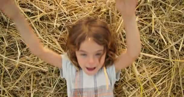 Szeszélyes Kalandok Szabadjára Engedve Átölelni Egy Kislány Határtalan Élvezetét Boldog — Stock videók