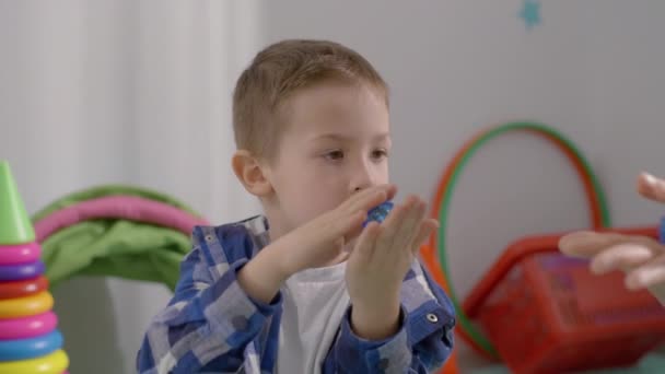 这个男孩和老师一起在教室里玩发育游戏 儿童手部运动能力的发展 高质量的4K镜头 — 图库视频影像