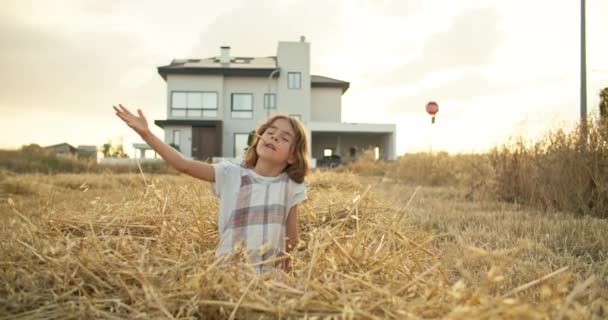 Delightful Adventures Happy Child Serene Countryside Filled Hay Tossing Farm — Vídeos de Stock