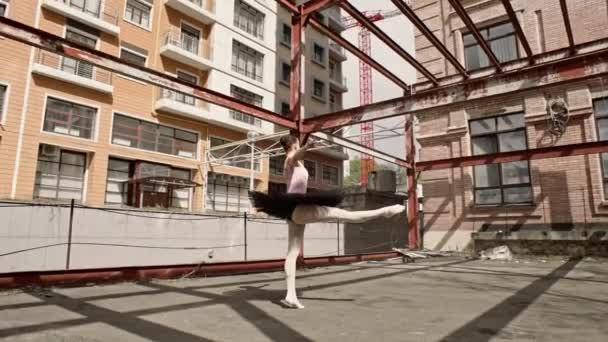 Ballerina Dansend Ballet Een Stedelijke Locatie Een Stadsgezicht Een Mooi — Stockvideo
