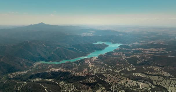 Vista Aérea Del Embalse Las Montañas Río Forma Lago Con — Vídeo de stock