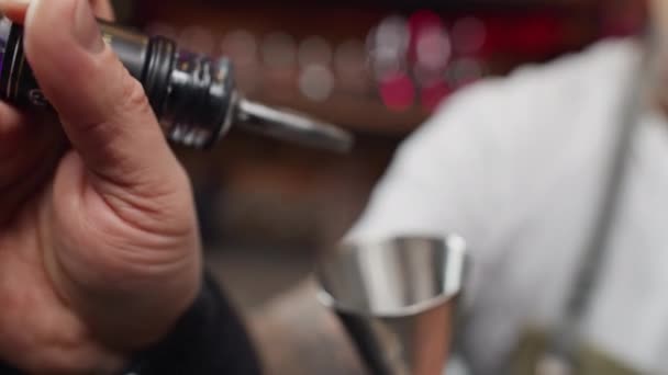 Video Rallentatore Barista Che Versa Alcol Una Bottiglia Jigger Bar — Video Stock