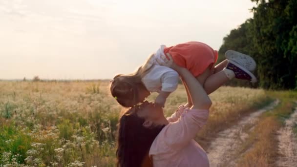 Волшебное Видео Мать Держит Дочь Руках Счастливо Улыбаясь Ребенок Женщина — стоковое видео