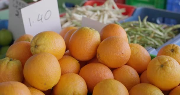 Ένα Κοντινό Πλάνο Ενός Πορτοκαλιού Μια Έκθεση Πωλητών Στην Αγορά — Αρχείο Βίντεο