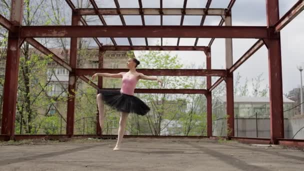 Cityscapes Motion Exploring Urban Ballet Lifestyle Boeiende Dansvoorstelling Midden Van — Stockvideo