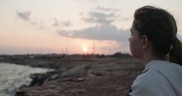Μια Έφηβη Τις Σκέψεις Της Στο Ηλιοβασίλεμα Δίπλα Στη Θάλασσα — Αρχείο Βίντεο