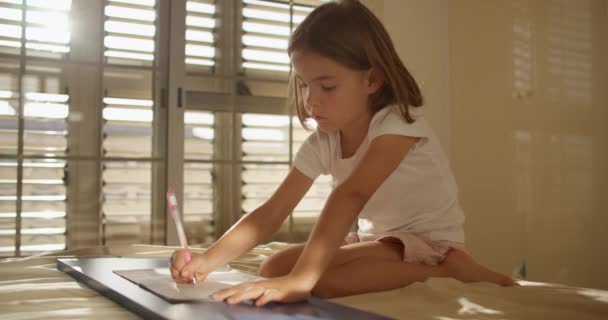 Empowering Minds Unleashing Creativity Young Girl Writes Explores Comfortable Couch — Vídeo de Stock