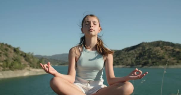 Estilo Vida Uma Adolescente Meditando Sozinha Natureza Crianças Problemas Mentais — Vídeo de Stock