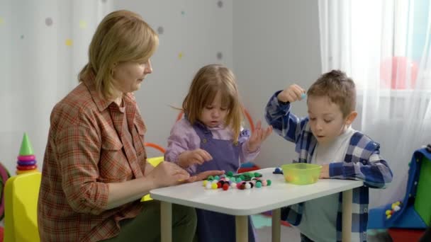 Lachende Vrolijke Kinderen Leren Kleuren Met Leraar Kleuterschool Klas Gelukkige — Stockvideo