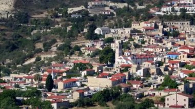 Antik Cazibe Açılıyor: Hava Aracı Lefkaras 'ı Açığa Çıkaran Eski Şehir Mimarisi, Kırmızı Çatı Binaları ve Taş Masonluğu Vurguluyor. Yüksek kalite 4k görüntü