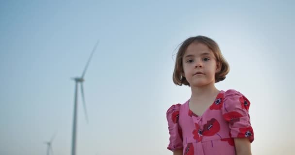 Rüzgar Türbinleri Arasındaki Genç Bir Kızın Güçlü Görselleri Sürdürülebilir Enerji — Stok video