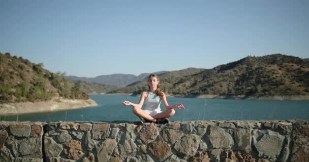 Stil Viață Adolescentă Meditează Relaxează Singur Natură Copil Ameliorează Stresul — Videoclip de stoc