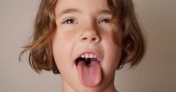 Детская Устная Экспертиза Образовательное Видео Демонстрируемое Летней Девочкой Высококачественные Кадры — стоковое видео