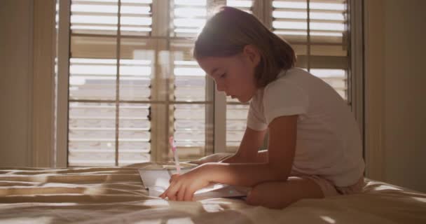 Милая Белая Девочка Пишет Ручкой Блокноте Ребенок Усваивает Уроки Дома — стоковое видео