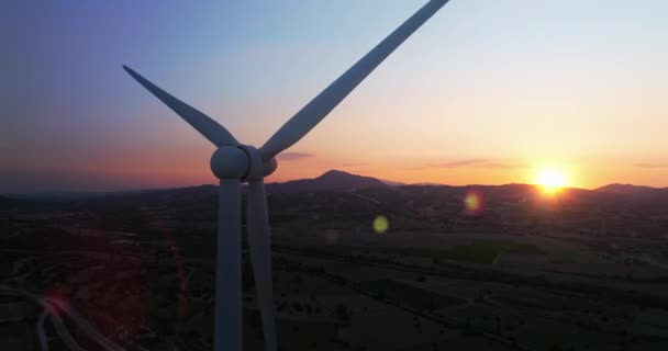 日没時の風車のシルエットの空中ビュー 風力発電所での生態系グリーン電力の生産 高品質4K映像 — ストック動画