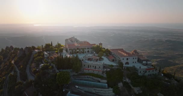 Vista Aérea Monasterio Stavrovouni Chipre Iglesia Cristiana Cima Montaña Amanecer — Vídeos de Stock