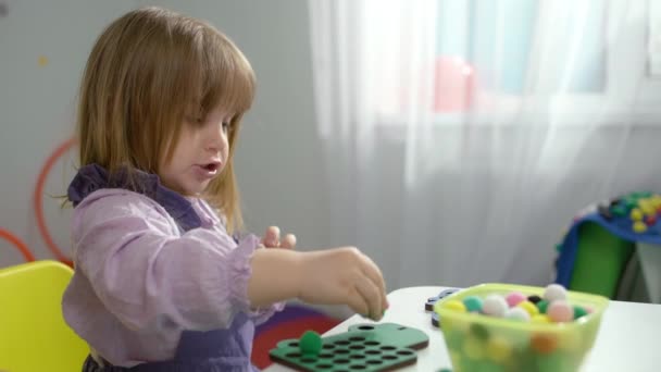 Нервовий Розум Дитина Досліджує Освітні Ігри Вчителем Дошкільному Закладі Високоякісні — стокове відео