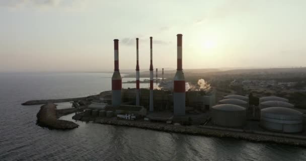 与受污染的天空共舞 一个由发电厂产生的大气污染的拼贴式空中电影演示 高质量的4K镜头 — 图库视频影像