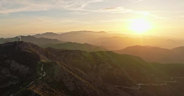Vista Aérea Avanço Pôr Sol Nas Montanhas Bela Natureza Intocada — Vídeo de Stock