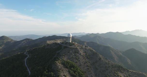 Αεροφωτογραφία Του Κτηρίου Του Παρατηρητηρίου Στα Βουνά Ένα Όμορφο Τοπίο — Αρχείο Βίντεο