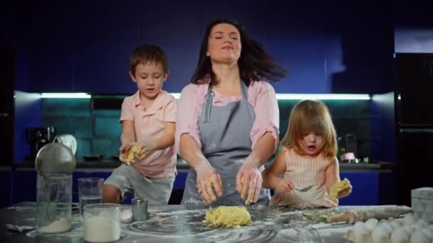 Mutlu Oğul Kız Anne Evde Pişirmek Için Hamur Yoğuruyorlar Mutlu — Stok video