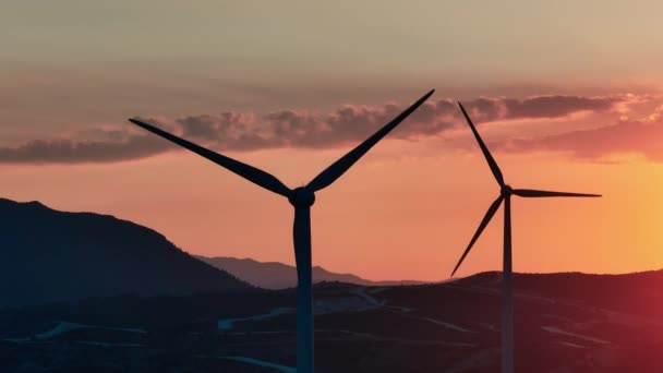 Serene Beauty Captivating Aerial Footage Windmills Twilight Showcasing Harmony Renewable — Vídeos de Stock