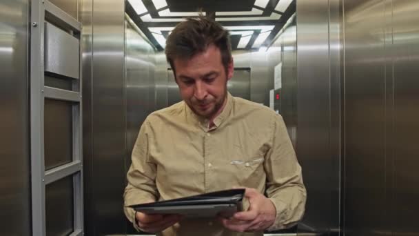 Avrupalı Bir Işadamı Asansördeyken Bir Toplantı Hazırlar Belgelere Bakar Hayat — Stok video