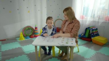 Okullara Hazırlık Öğretmenlik Oyunlarının Geliştirilmesi ve Çocuk Gelişimi İçin Faaliyetler Yapılması. Yüksek kalite 4k görüntü