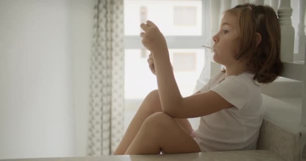 Цифровые Технологии Очаровательная Европейская Девушка Увлеклась Наблюдением Играми Своем Телефоне — стоковое видео