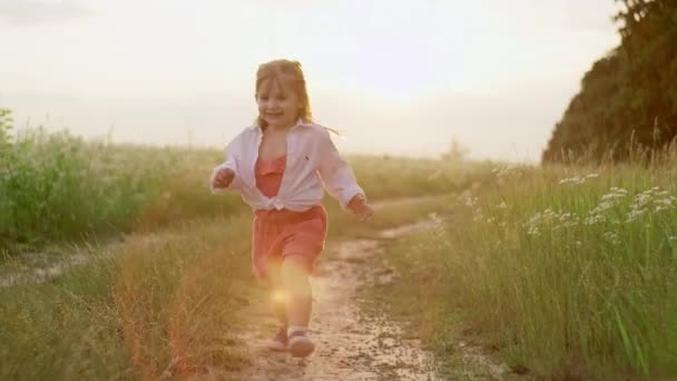 Βιντεοταινία Αργής Κίνησης Ενός Κοριτσιού Φόρεμα Τρέχει Ένα Χωράφι Ηλιοβασίλεμα — Αρχείο Βίντεο