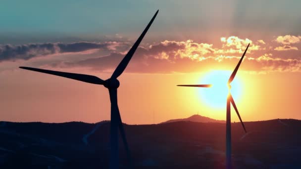 日没時に回転する風車の空中ビューのクローズアップ 風力発電による発電 高品質4K映像 — ストック動画