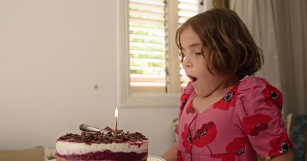 Innocence Laughter Endearing Moments Captured Video Sweet Girl Forgets Blow — Stock Video