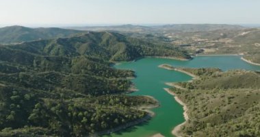 Hava manzaralı baraj ve Kıbrıs havzası. Dağlardan oluşan güzel bir manzara ve dağlarla dağ zirveleri arasında adada tatlı su depolanan bir göl. Yüksek kalite 4k görüntü