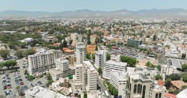Hava görüntüsü, enerji ve hırsla yaşayan bir metropol olduğunu gösteriyor. İş merkezleri şehir manzarasını noktalarken, karmaşık karayolları şebekesi bir sahne haline geliyor. Yüksek kalite 4k görüntü
