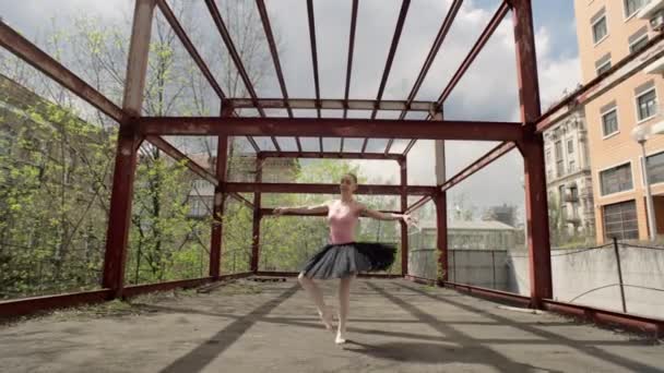 Blanke Ballerina Dansend Een Prachtig Stadsgezicht Straat Dansbewegingen Choreografie Een — Stockvideo