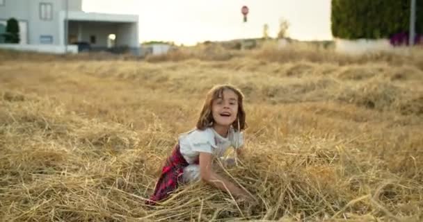Дети Гордятся Ферме Нравится Играть Поле Петь Hay Finding Happiness — стоковое видео