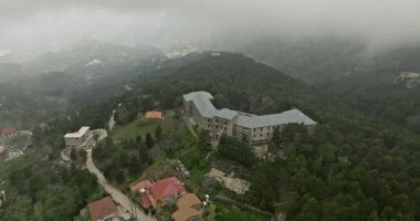 Kıbrıs Rum Kesimi Berengaria 'nın terk edilmiş oteli. Bulutlarla kaplı bir dağın tepesinde mistik terk edilmiş bir bina. Yüksek kalite 4k görüntü
