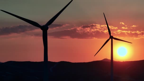 日没時に風から回転する風車のシルエットの空中ビュー 環境に優しい方法で電気の生産 高品質4K映像 — ストック動画