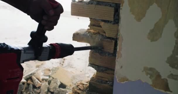 Een Arbeider Ontmantelt Een Muur Met Een Drilboor Reparatie Werken — Stockvideo