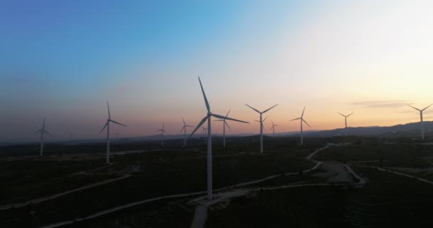夕日の美しい風景の中に風力発電所の空中ビュー 風車は風から回転し 環境に優しい電気を生み出します 生態系の保全 高品質4K映像 — ストック動画