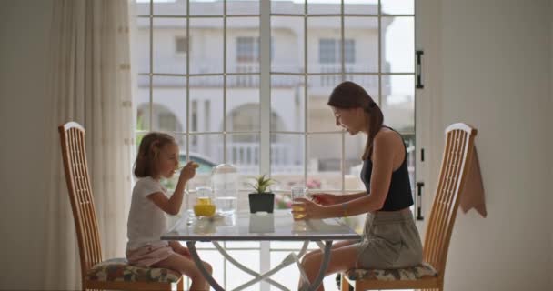 伝統の味 魅力的なダイニングスペースで栄養価の高い家庭料理の食事に身を包んだヨーロッパの母親と娘の魅力的なシーン 高品質4K映像 — ストック動画